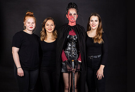 Blutmondjägerin: v.l. Kostüm: Vanessa Mohler, Coiffeur Fäh; Haare: Luana Lüchinger, Coiffeur Claudia; Make-up: Celine Hüppi, Coiffeur Hintergass
